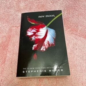 New Moon (Twilight Saga) Soft Cover Book